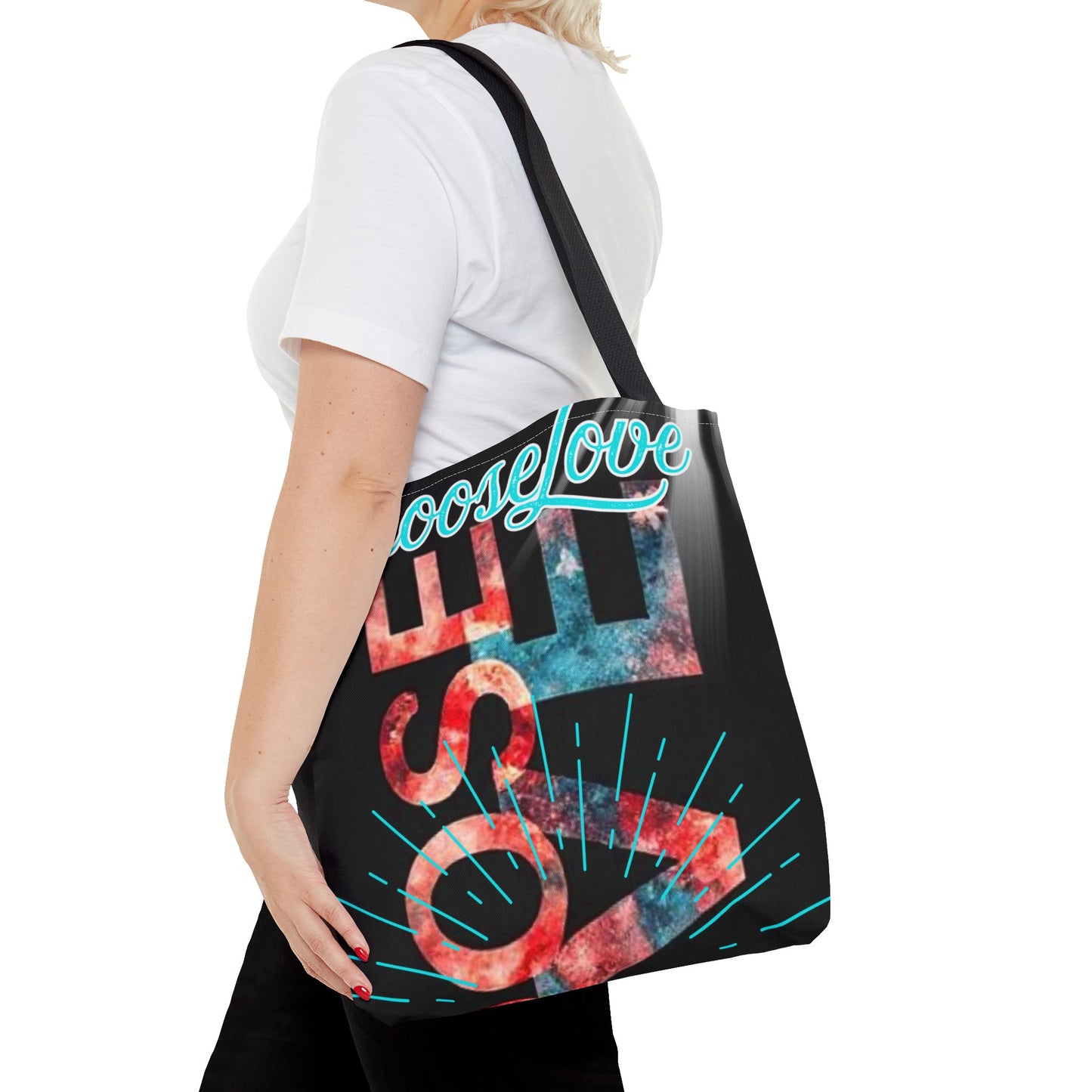 Fashionable woman carrying a zero-waste shopping bag – eco-friendly and stylish.